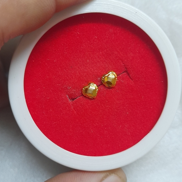 Beautiful new 😍 heart ❤️ shape studs - Picture 3 of 11